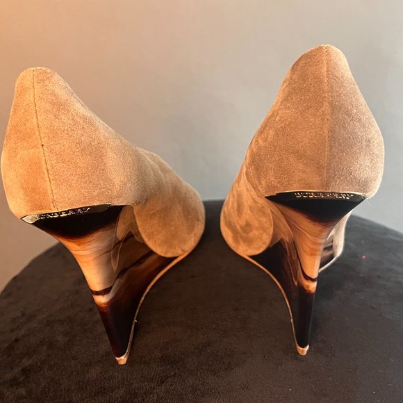 🎉HOST PICK 🎉 Burberry Shoes - STUNNING ARTWORK - Picture 3 of 7